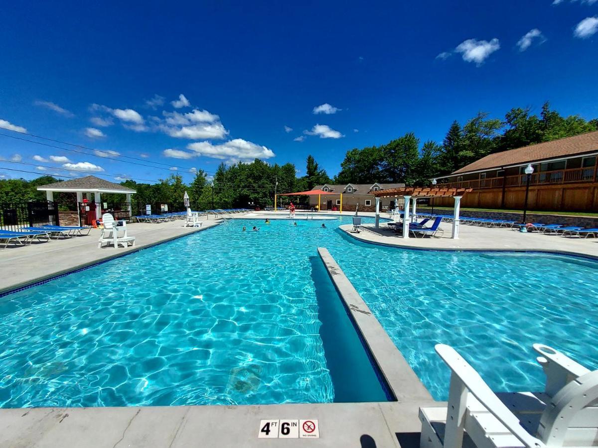 Chic And Stylish Home Hot Tub,4 Bedrooms, Game Movie Room, Firepit, Arcades, Playground On Site 2 Min Walk From Pool And Lake Tobyhanna Bagian luar foto