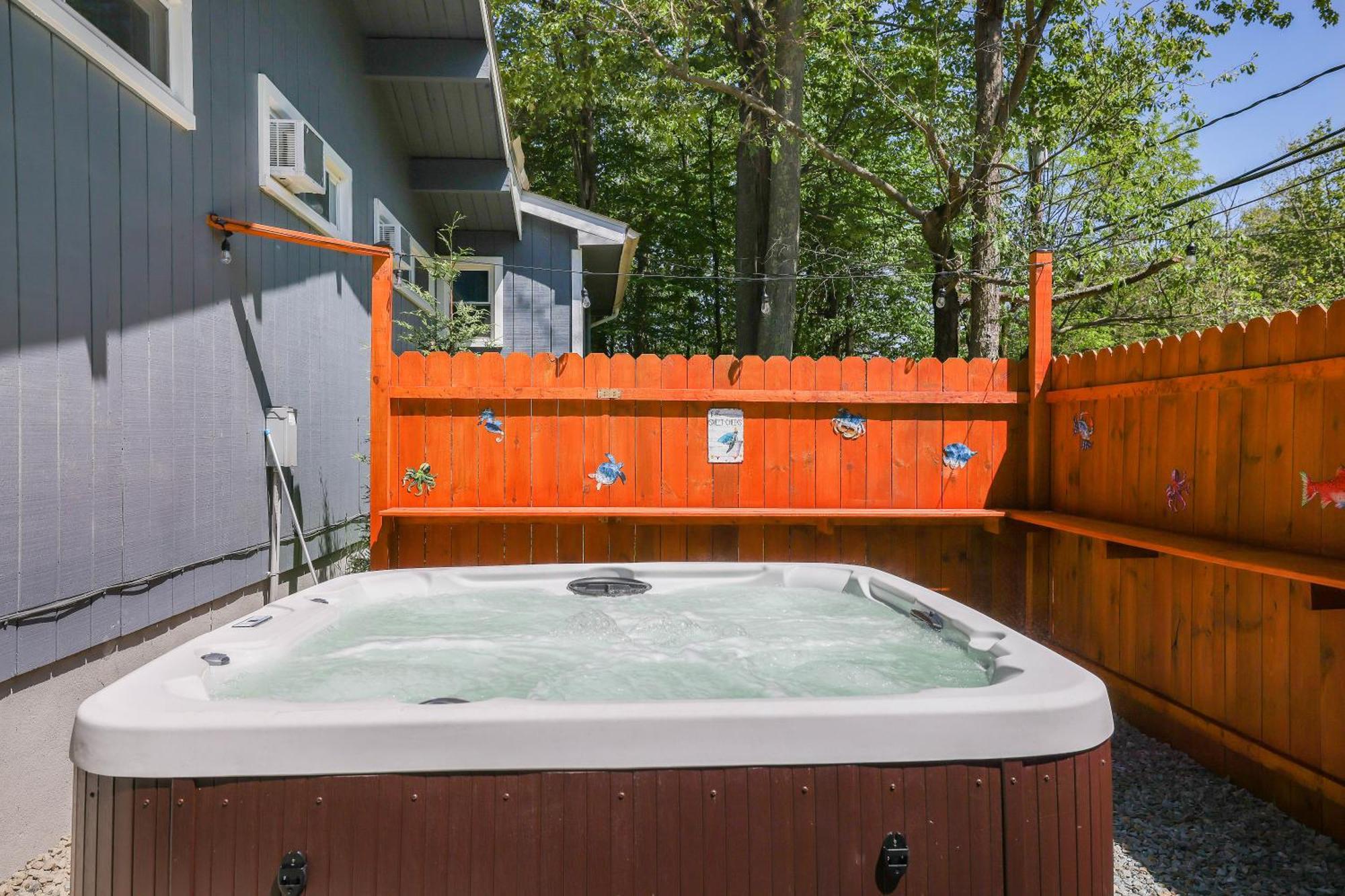 Chic And Stylish Home Hot Tub,4 Bedrooms, Game Movie Room, Firepit, Arcades, Playground On Site 2 Min Walk From Pool And Lake Tobyhanna Bagian luar foto