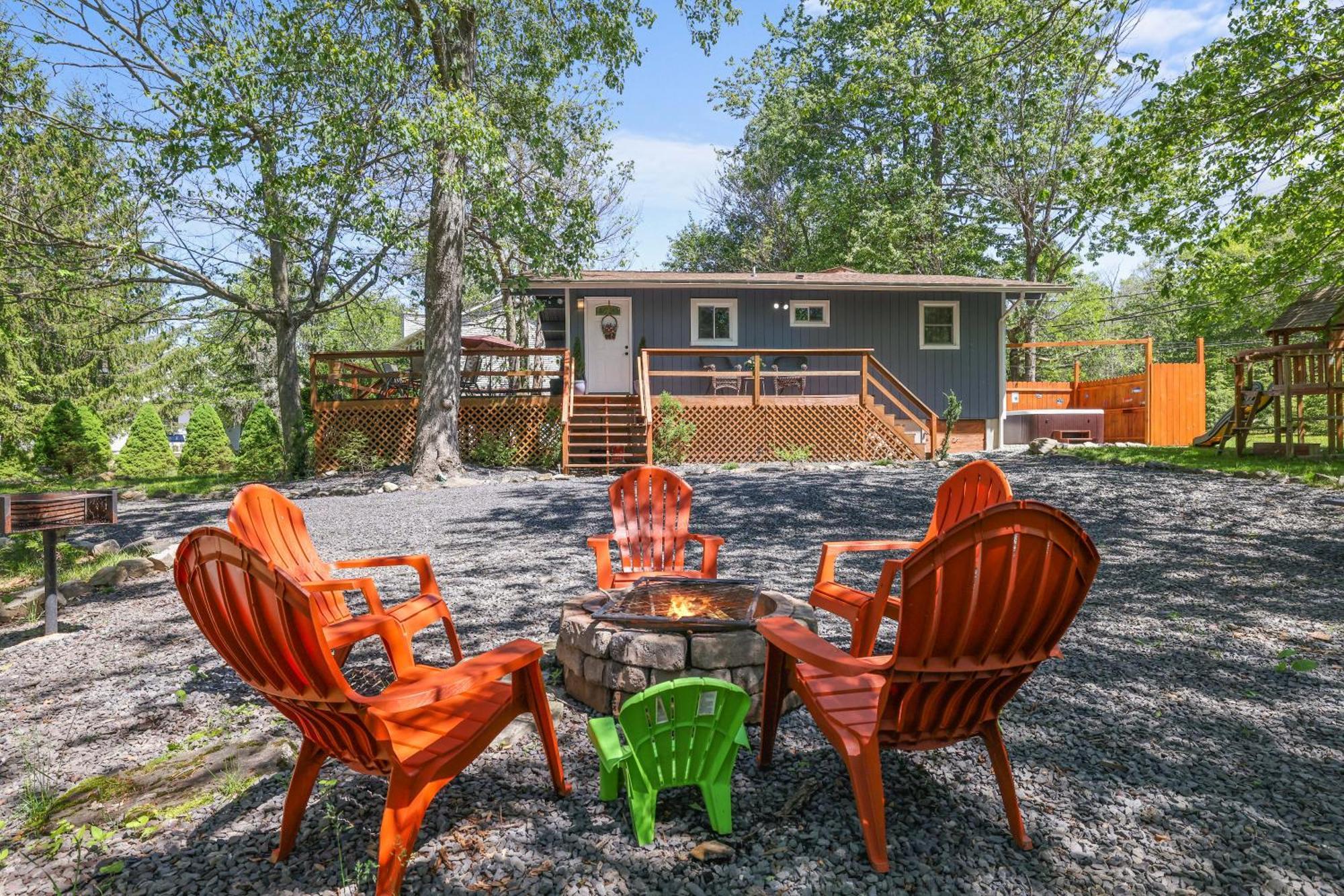 Chic And Stylish Home Hot Tub,4 Bedrooms, Game Movie Room, Firepit, Arcades, Playground On Site 2 Min Walk From Pool And Lake Tobyhanna Bagian luar foto