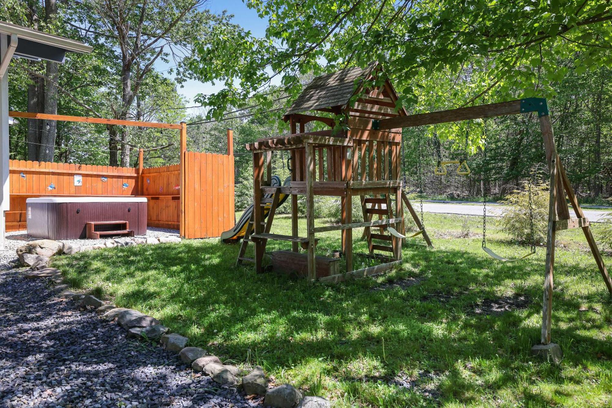 Chic And Stylish Home Hot Tub,4 Bedrooms, Game Movie Room, Firepit, Arcades, Playground On Site 2 Min Walk From Pool And Lake Tobyhanna Bagian luar foto
