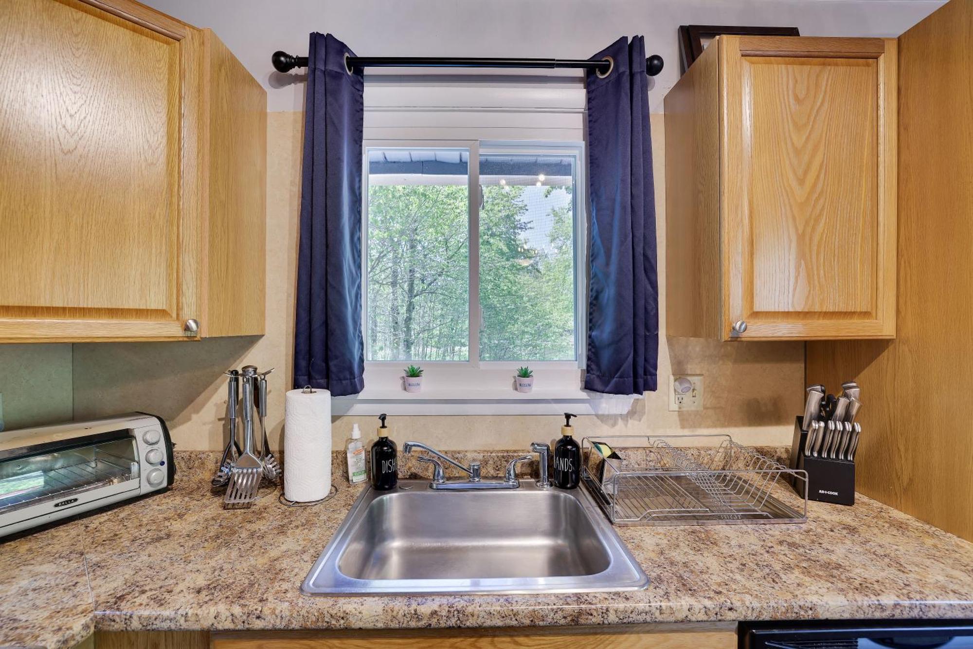 Chic And Stylish Home Hot Tub,4 Bedrooms, Game Movie Room, Firepit, Arcades, Playground On Site 2 Min Walk From Pool And Lake Tobyhanna Bagian luar foto